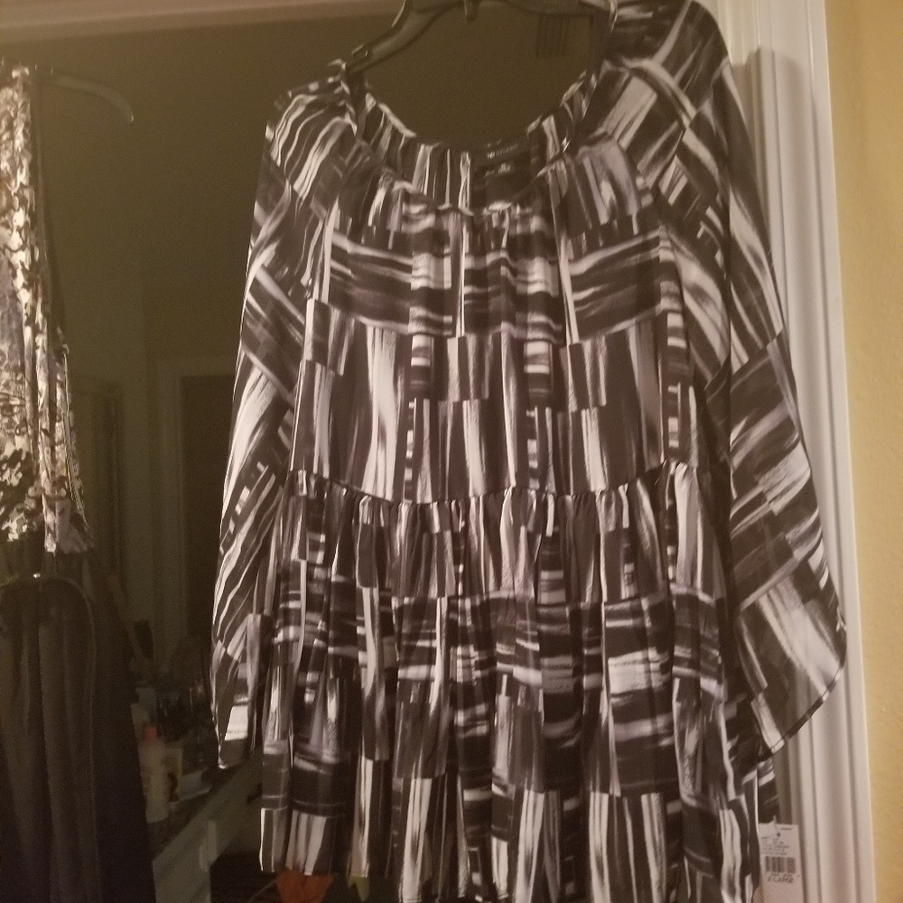 Ladies black & white top